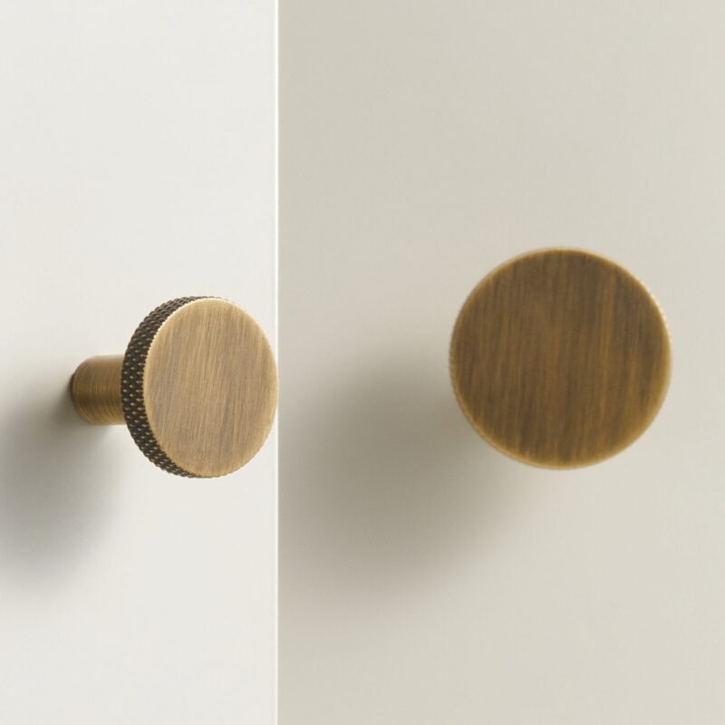 SYRA Massiver Messingknopf mit Rändelung