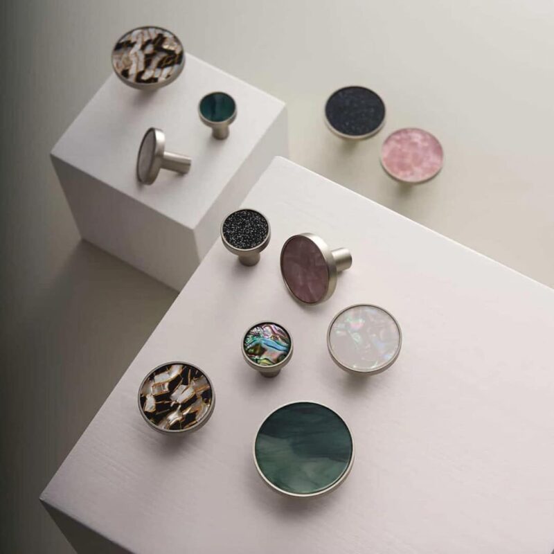 Pomos acrílicos y de concha de latón macizo TESTA