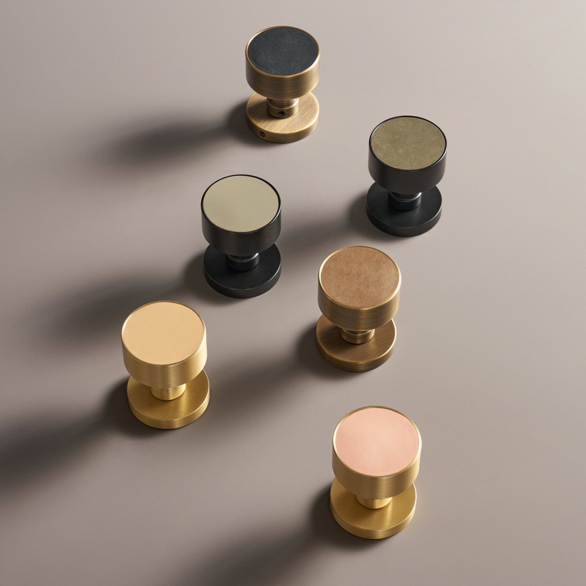 Quincaillerie et luminaires artisanaux en laiton massif. 67 the-art-of-cohesion-how-to-tie-together-hardware-lighting-and-finishes-in-one-space-2784178