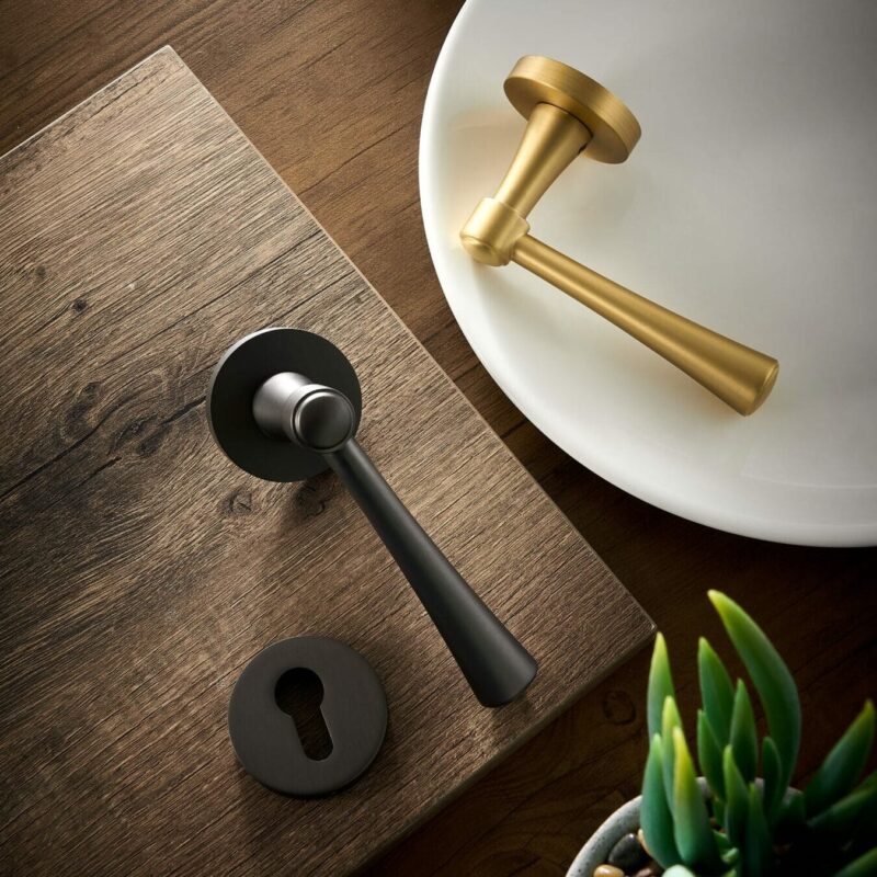 Maniglie per porte e set di serrature UNDA